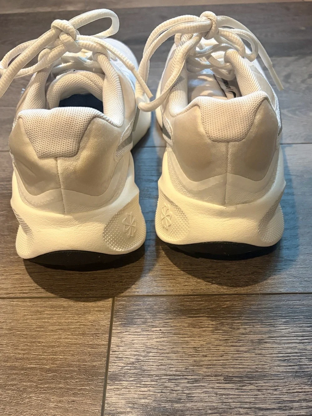 Nike Revolution 7 Womens 7.5 White Sail Metallic Silver Running Shoes FB2208-101